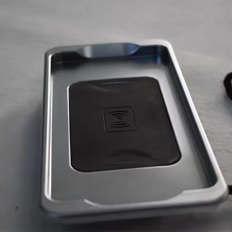 Sạc không dây gắn tường bên cạnh dành cho xe Van & SUV