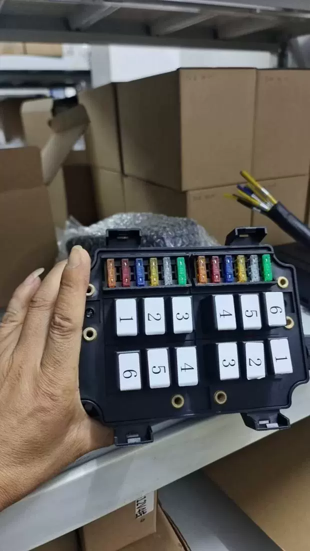 Hộp cầu chì chống nước 12 chiều cho ô tô, RV và du thuyền 12V24V Hộp cầu chì điều khiển rơle sửa đổi đa chiều 12V24V - Ảnh 7